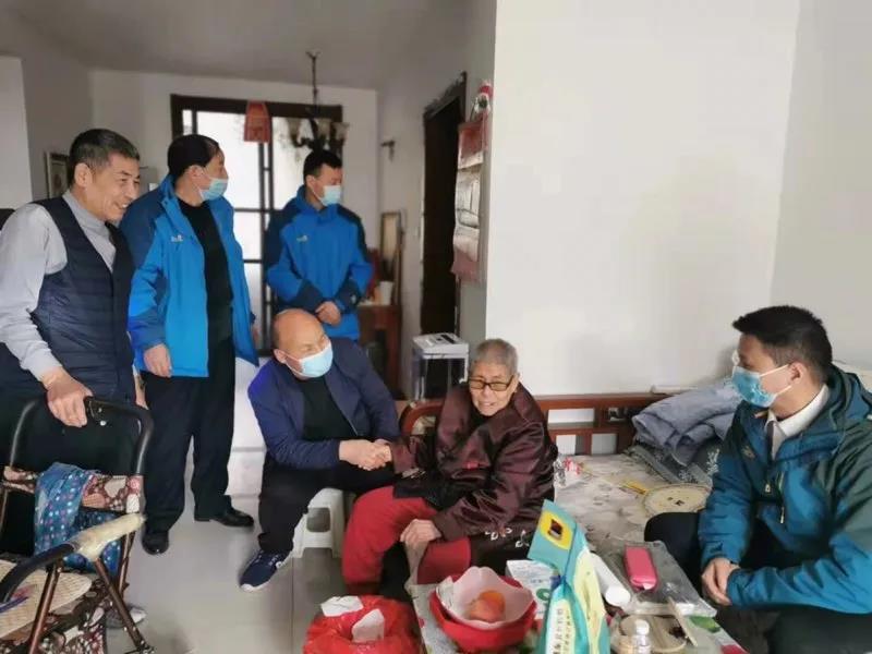 挥毫泼墨 迎春送福 | 锦江物业开展“墨香迎新春,春联送祝福”活动 挥毫泼墨 迎春送福 | 锦江物业开展“墨香迎新春,春联送祝福”活动