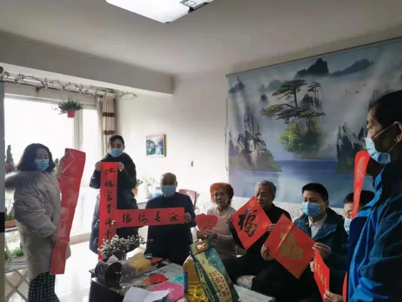 挥毫泼墨 迎春送福 | 锦江物业开展“墨香迎新春,春联送祝福”活动 挥毫泼墨 迎春送福 | 锦江物业开展“墨香迎新春,春联送祝福”活动