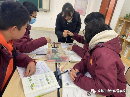 教研促前行，指导助成长——温江区物理、化学教研员走进成都王府指导