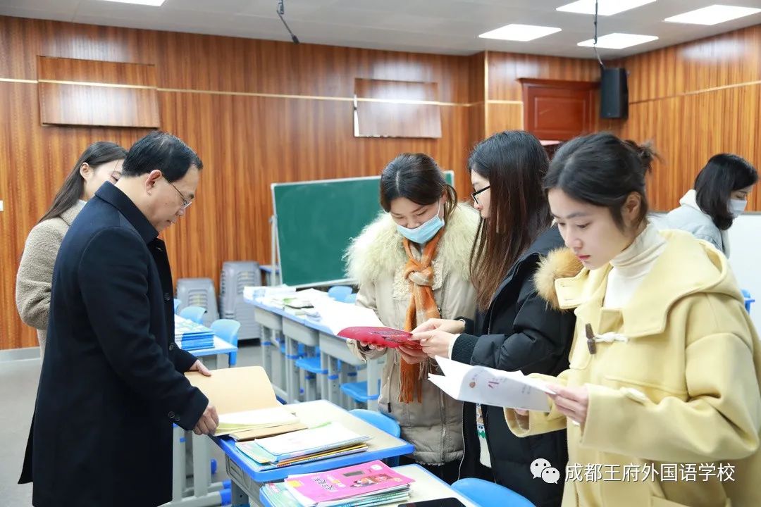 落实“双减”工作，推动“教育质效双增” ——成都王府开展教师作业批改展评活动