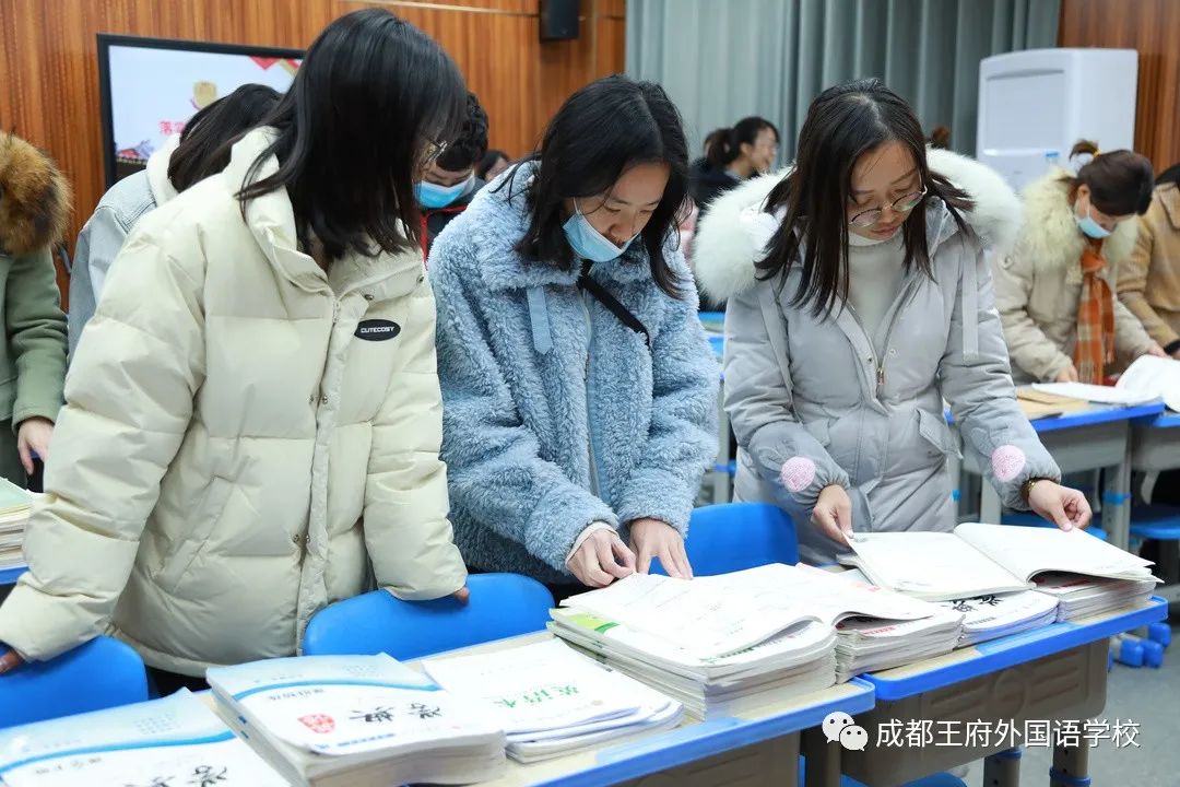 落实“双减”工作，推动“教育质效双增” ——成都王府开展教师作业批改展评活动