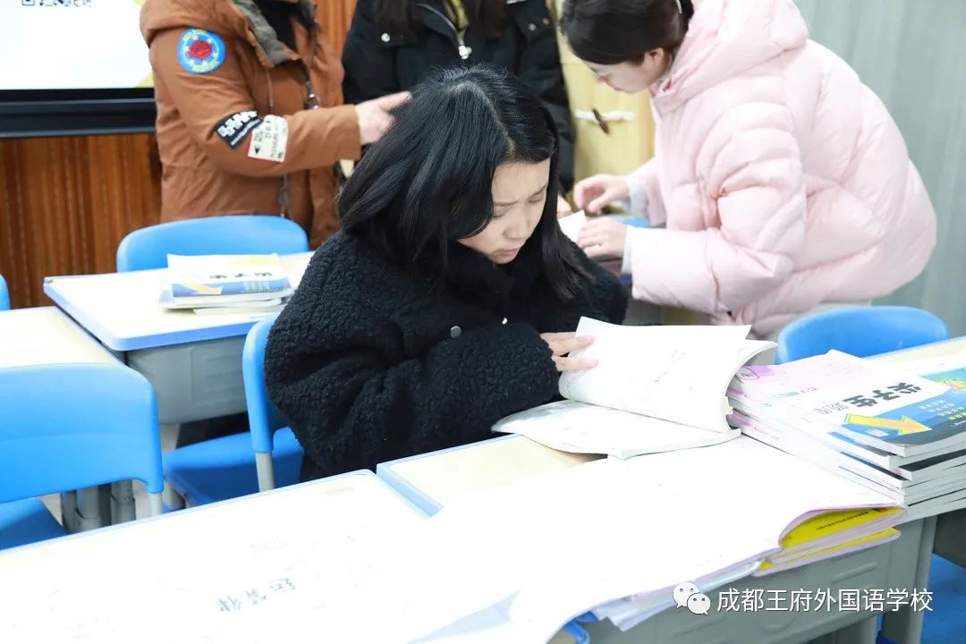 落实“双减”工作，推动“教育质效双增” ——成都王府开展教师作业批改展评活动