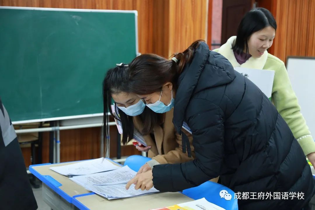 落实“双减”工作，推动“教育质效双增” ——成都王府开展教师作业批改展评活动