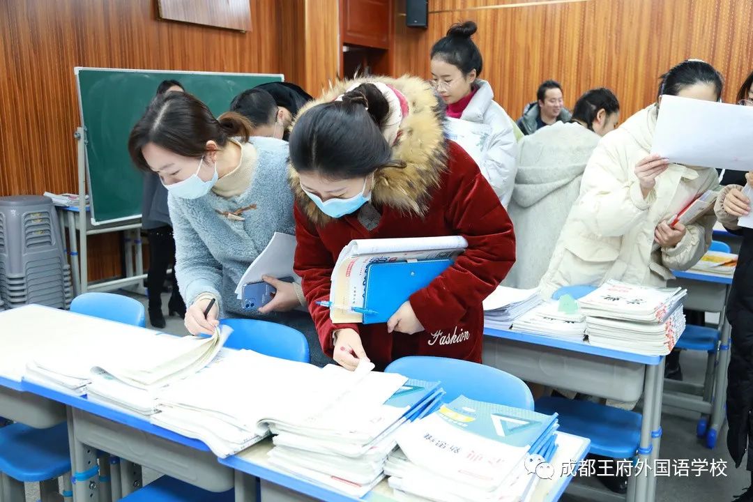 落实“双减”工作，推动“教育质效双增” ——成都王府开展教师作业批改展评活动