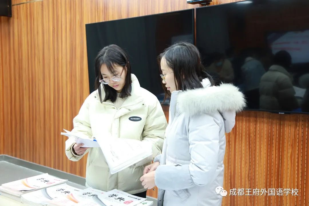 落实“双减”工作，推动“教育质效双增” ——成都王府开展教师作业批改展评活动