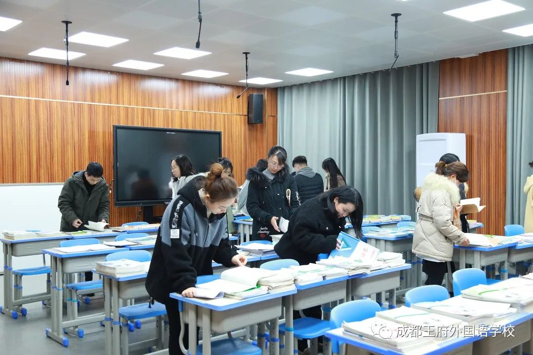 落实“双减”工作，推动“教育质效双增” ——成都王府开展教师作业批改展评活动