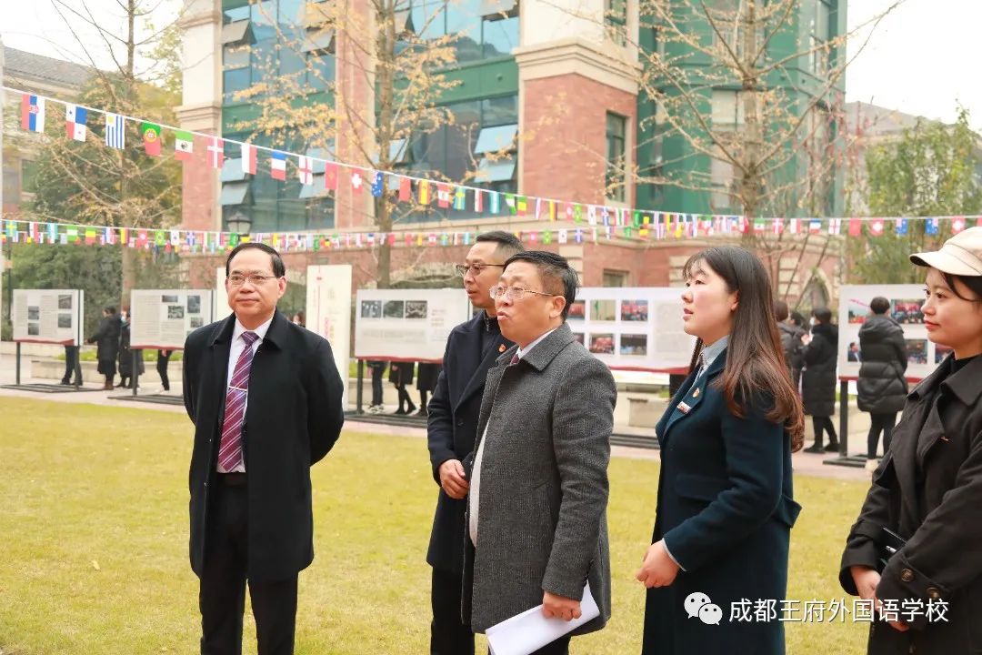 党在我心中，永远跟党走——成都王府外国语学校开展党史图片展