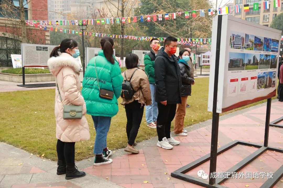 党在我心中，永远跟党走——成都王府外国语学校开展党史图片展