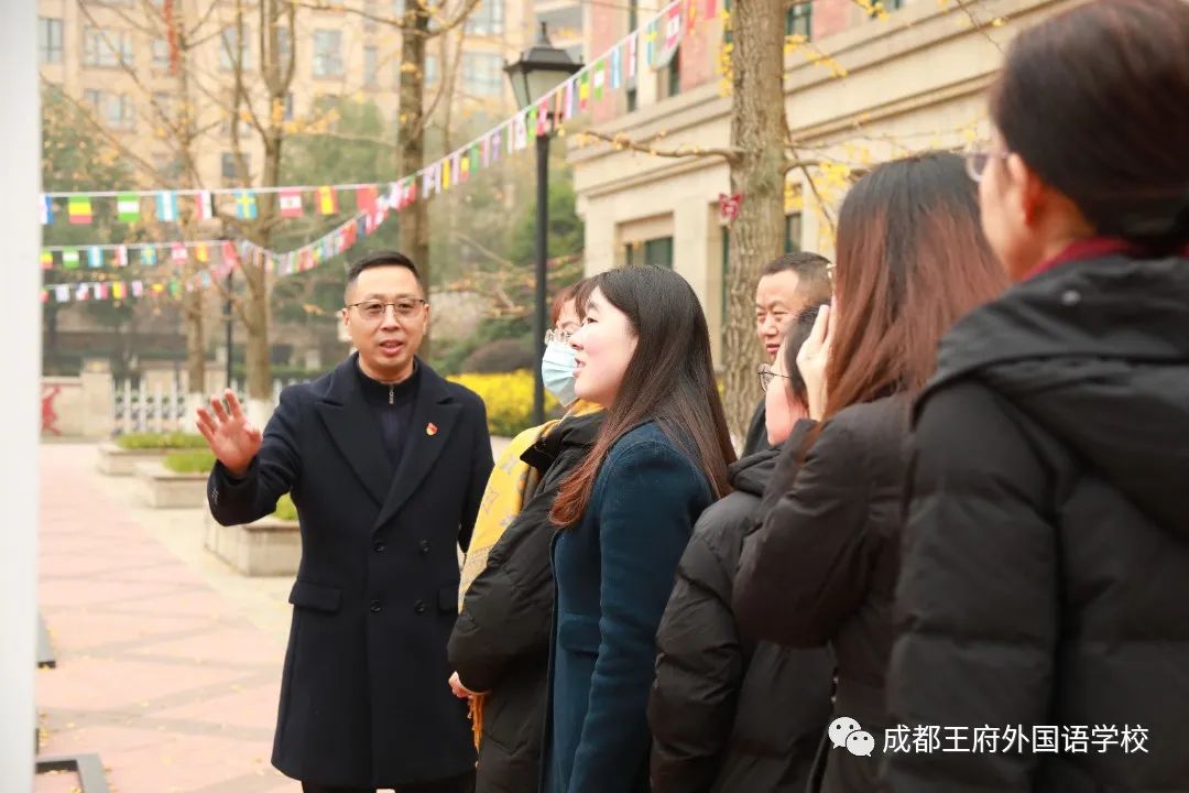 党在我心中，永远跟党走——成都王府外国语学校开展党史图片展