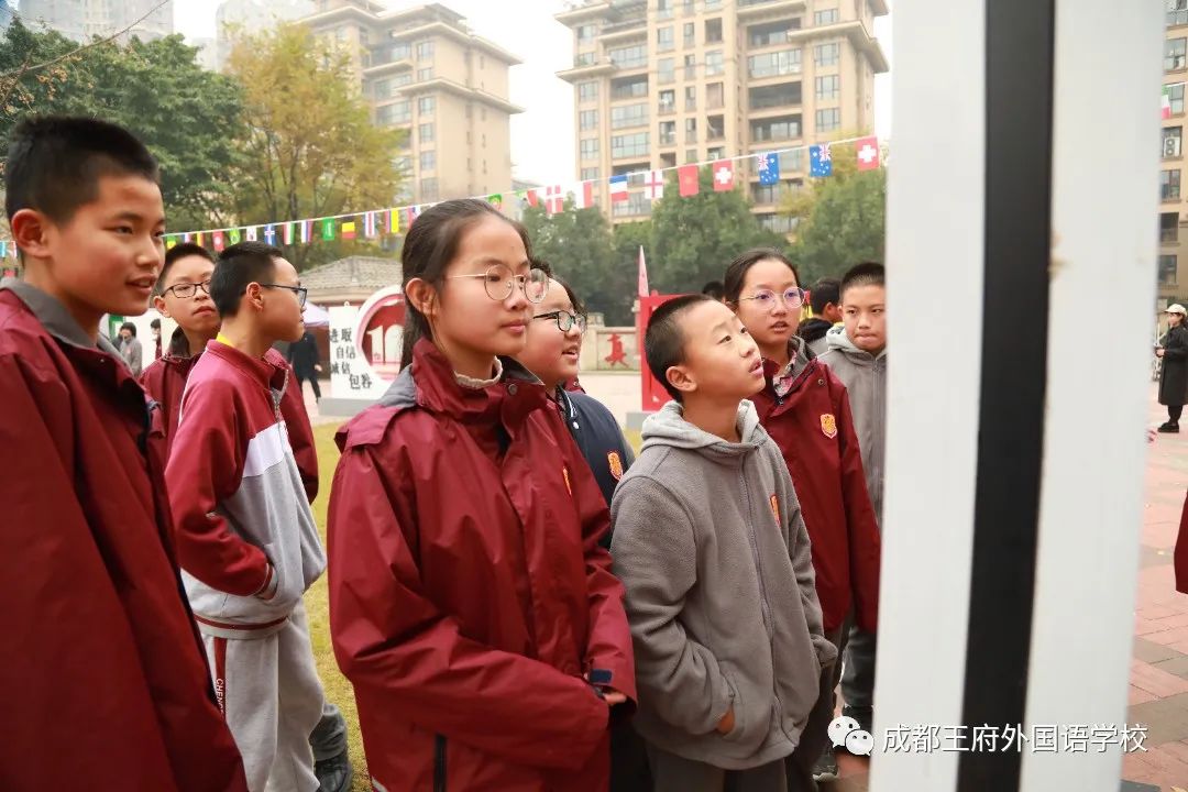 党在我心中，永远跟党走——成都王府外国语学校开展党史图片展