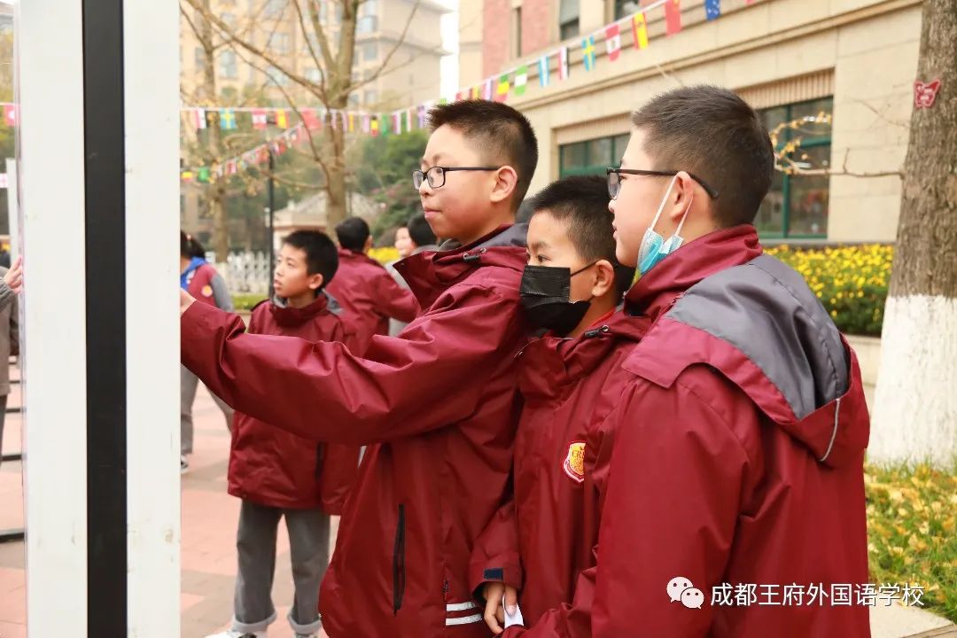 党在我心中，永远跟党走——成都王府外国语学校开展党史图片展