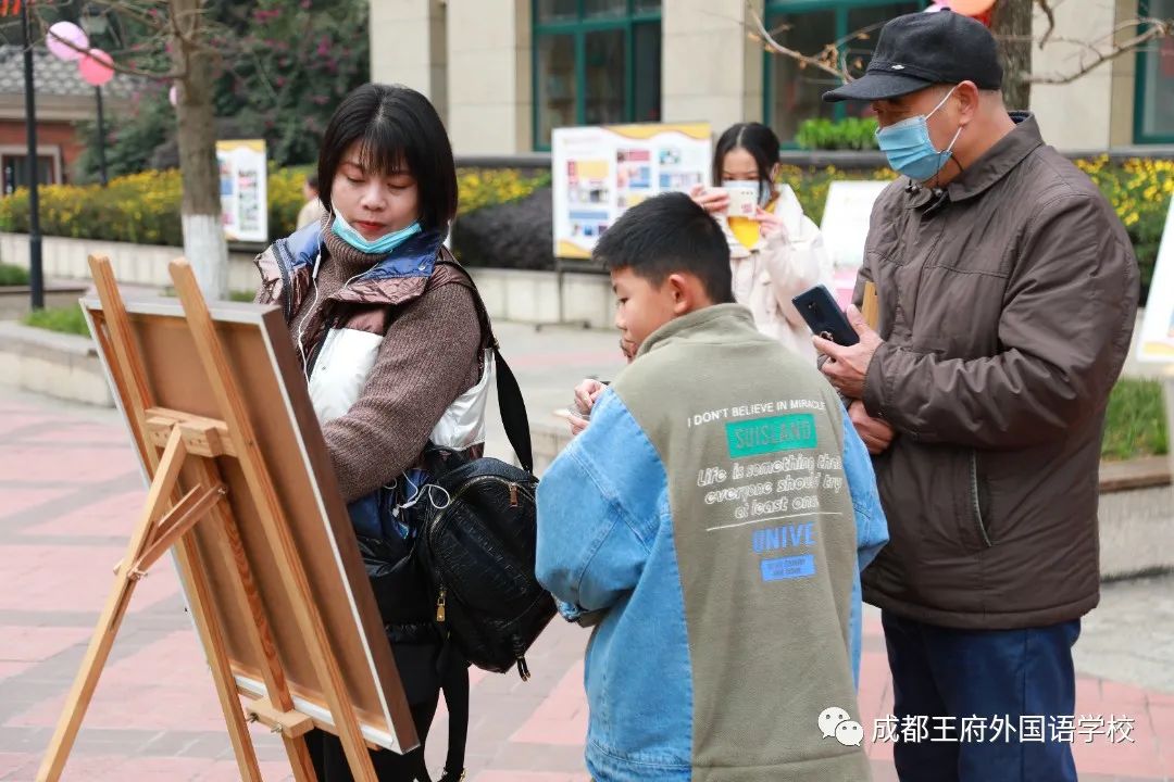 人小志高，卓尔不凡——成都王府外国语学校举办万小凡同学个人画展