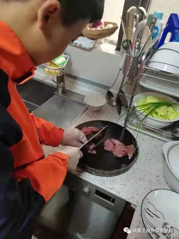 人间烟火，最暖人心——成都王府外国语学校开展“为家长做顿饭”劳动教育活动