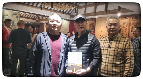 公司向四川省消防协会领导赠送《八千里路云和月》一书 公司向四川省消防协会领导赠送《八千里路云和月》一书