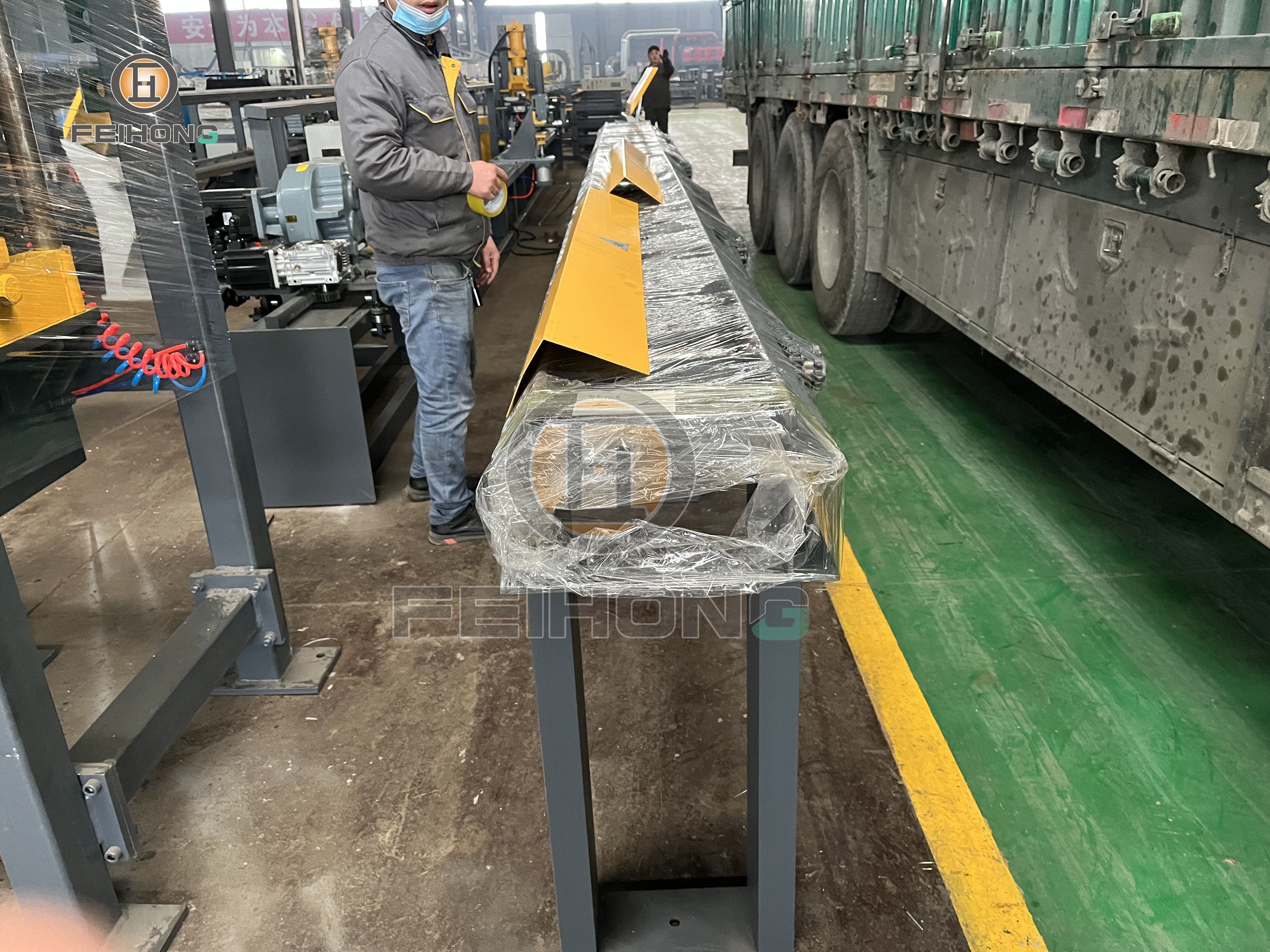 喜訊！飛宏助力中鐵八局川藏線4套智能鋼筋加工設(shè)備裝車完畢，順利發(fā)出