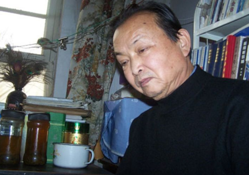 老父亲选择独居,赶走儿女,2004年摊牌:卧底11年,睡觉不敢脱衣 老父亲选择独居,赶走儿女,2004年摊牌:卧底11年,睡觉不敢脱衣