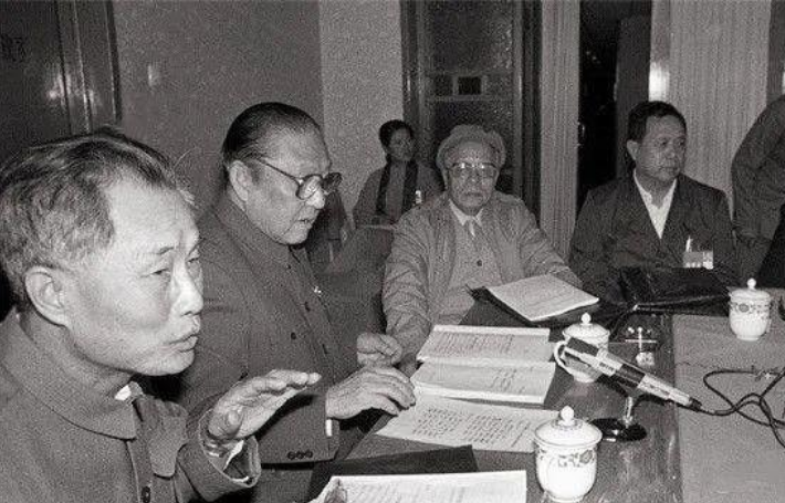 他是原广东省委书记,勤政廉洁,骑单车上下班,三个儿子无一从政 他是原广东省委书记,勤政廉洁,骑单车上下班,三个儿子无一从政