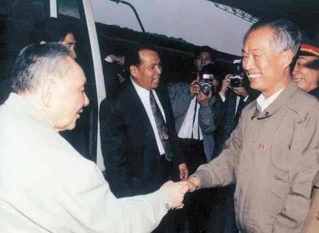 他是原广东省委书记,勤政廉洁,骑单车上下班,三个儿子无一从政 他是原广东省委书记,勤政廉洁,骑单车上下班,三个儿子无一从政