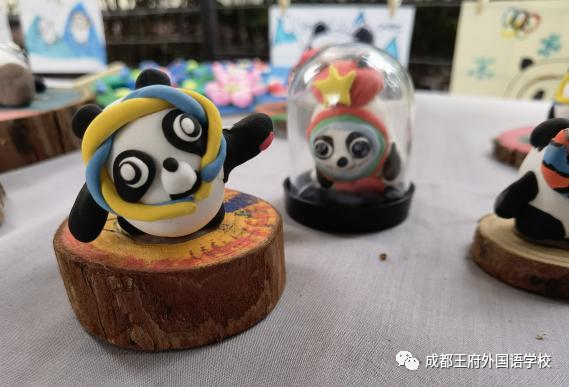 童心巧手，创意无限——“我和冰墩墩一起向未来”校园美术展