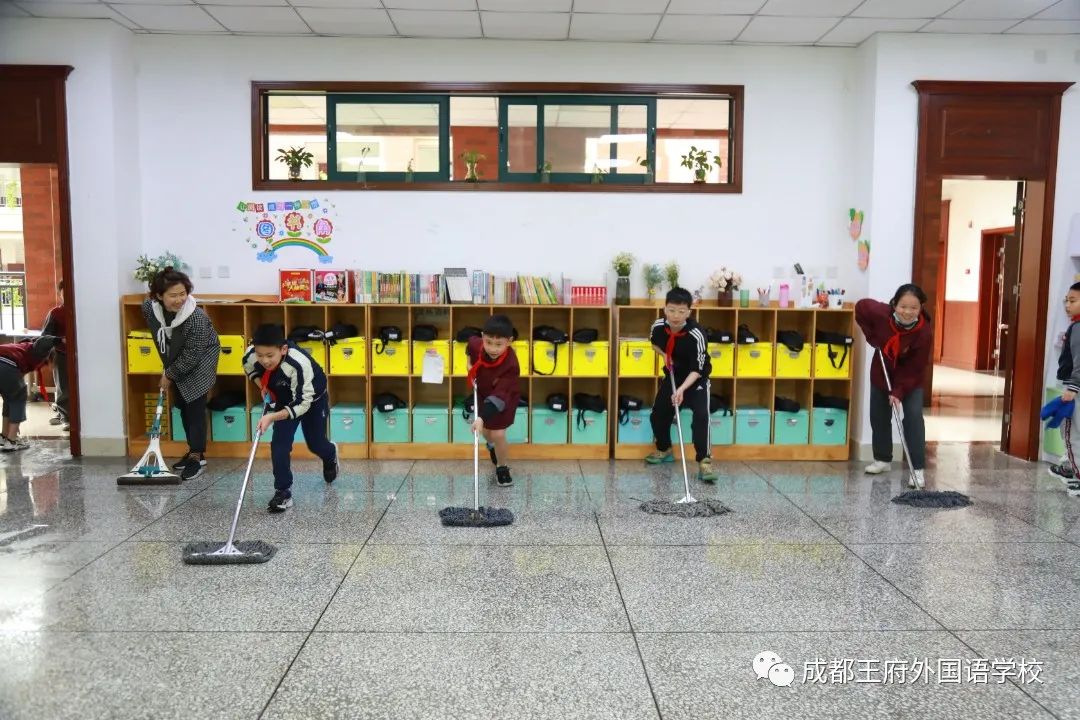 窗明几净，焕然一新——成都王府开展校园卫生大扫除活动