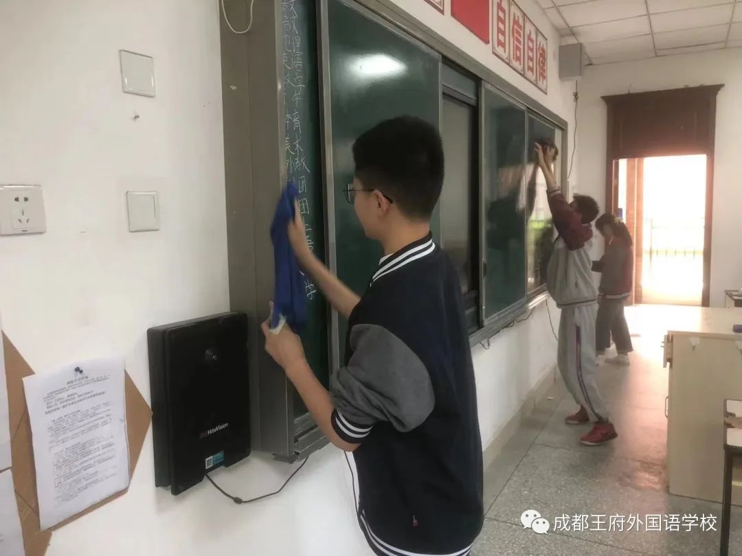 窗明几净，焕然一新——成都王府开展校园卫生大扫除活动
