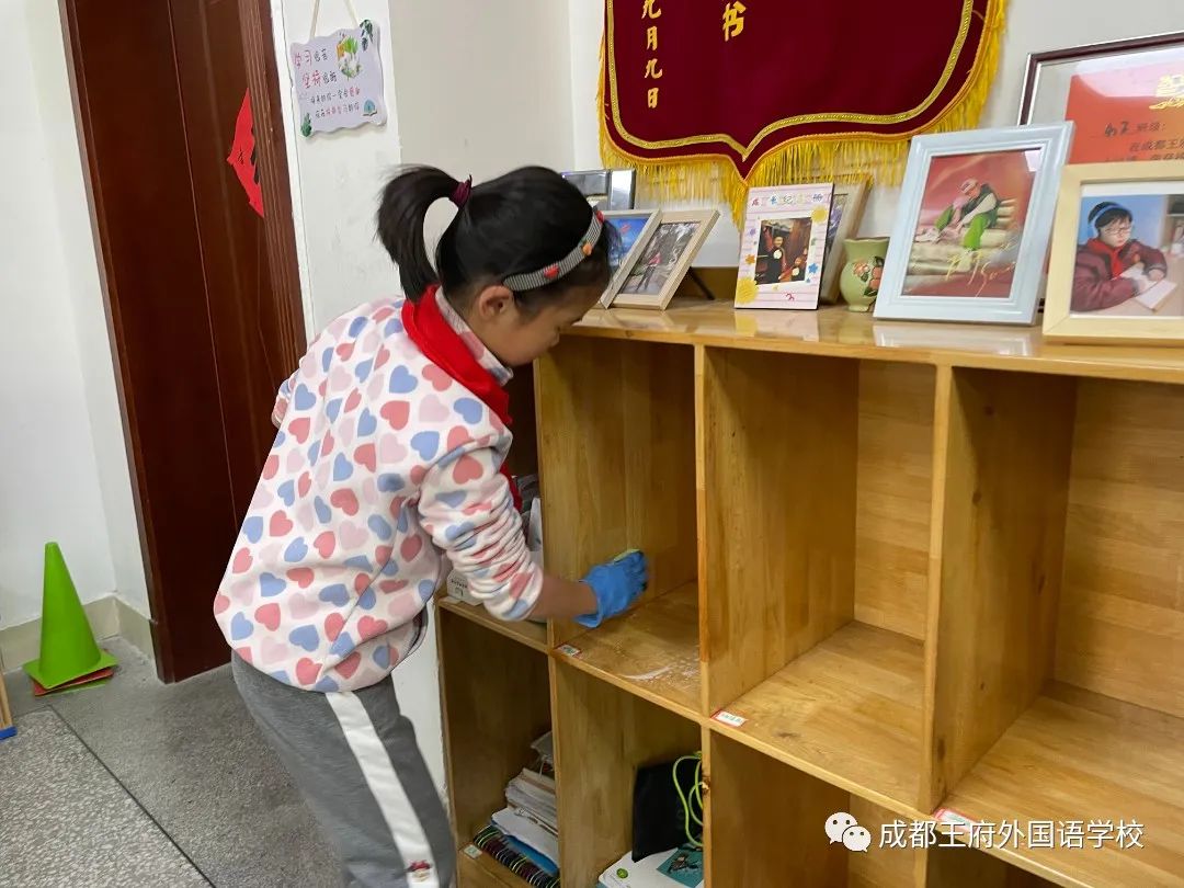 窗明几净，焕然一新——成都王府开展校园卫生大扫除活动