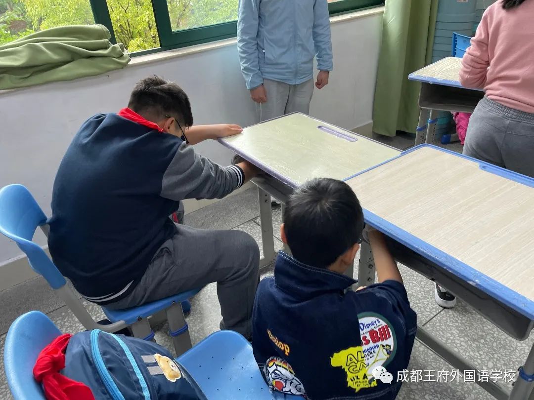 窗明几净，焕然一新——成都王府开展校园卫生大扫除活动