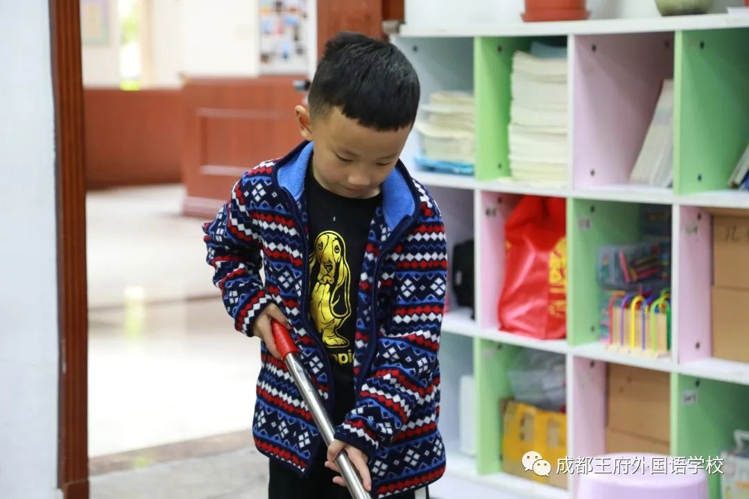 窗明几净，焕然一新——成都王府开展校园卫生大扫除活动