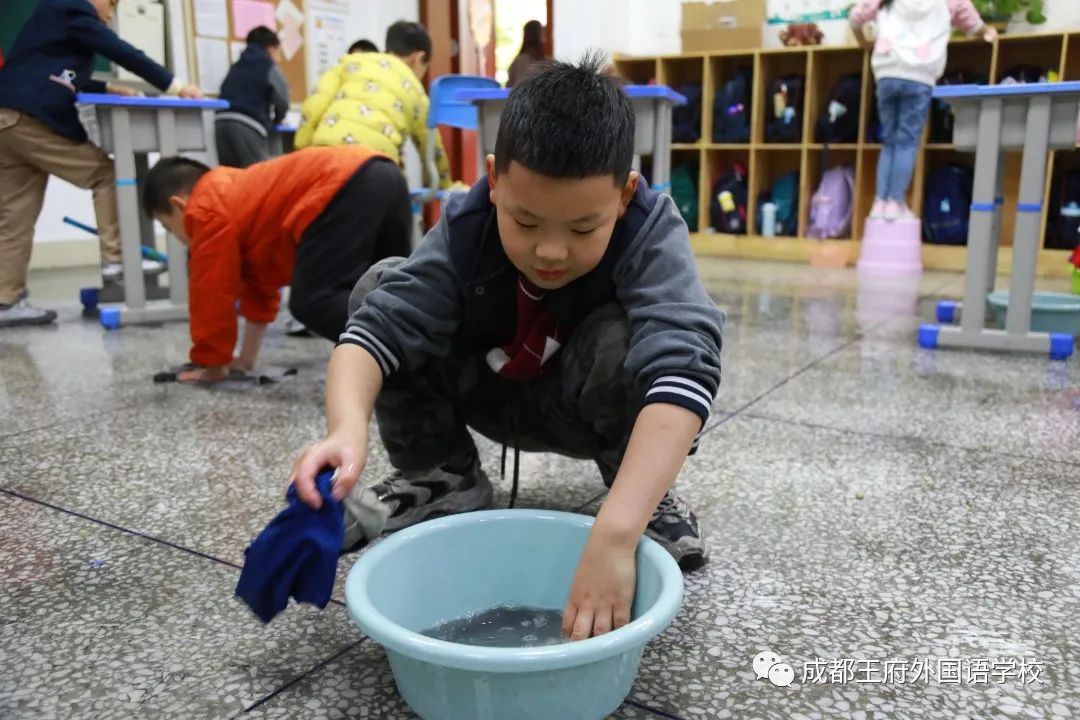 窗明几净，焕然一新——成都王府开展校园卫生大扫除活动
