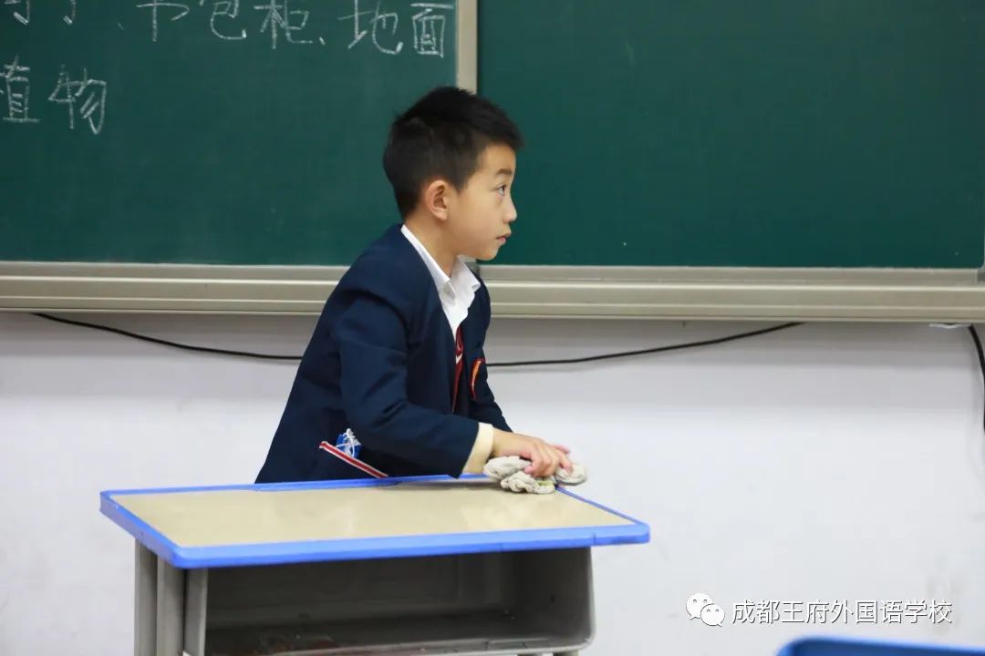 窗明几净，焕然一新——成都王府开展校园卫生大扫除活动