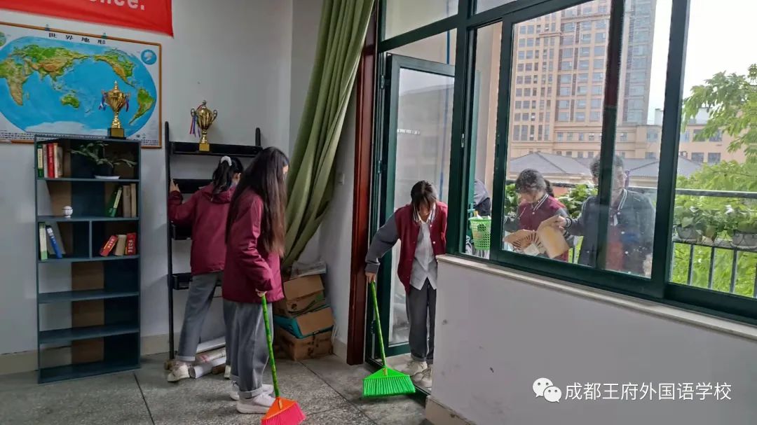 窗明几净，焕然一新——成都王府开展校园卫生大扫除活动