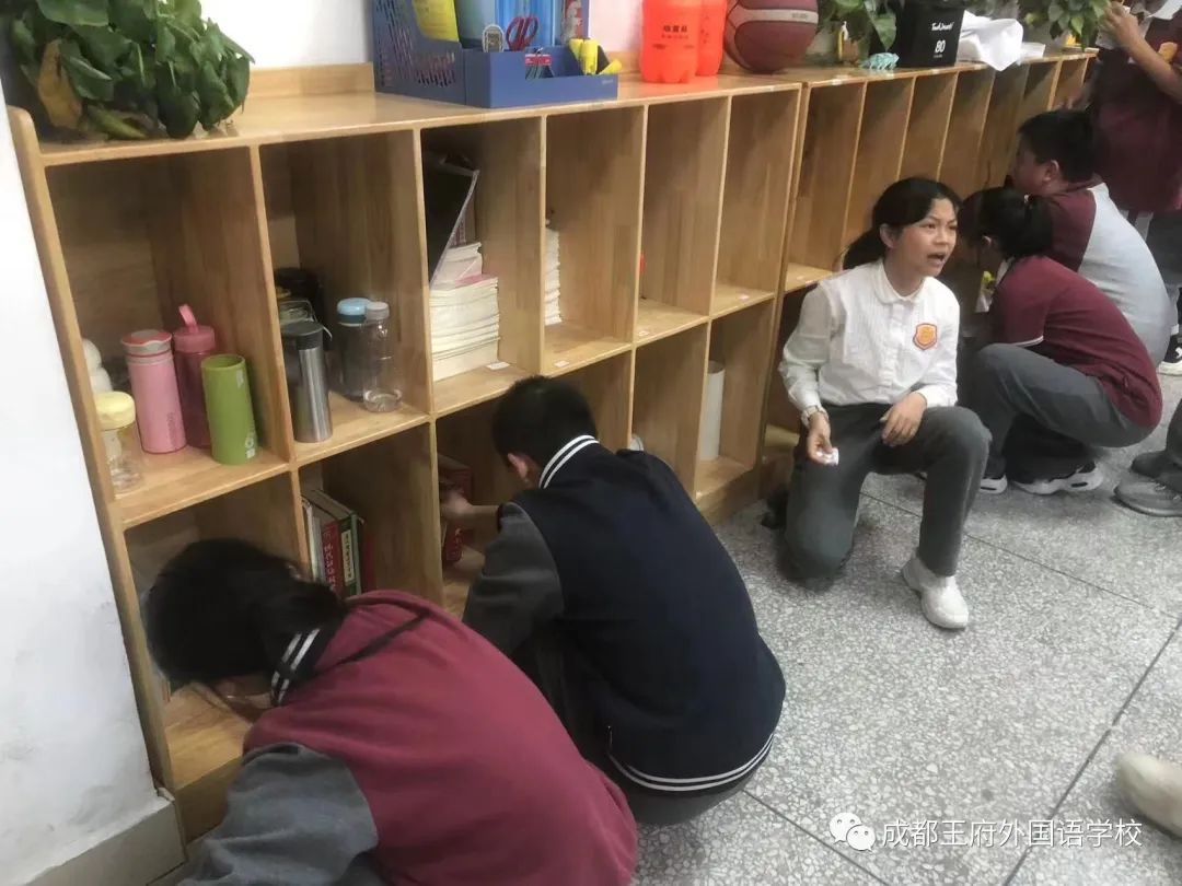 窗明几净，焕然一新——成都王府开展校园卫生大扫除活动