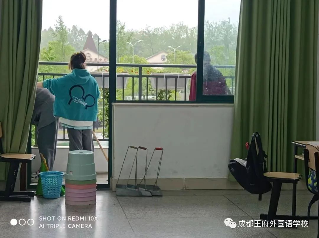 窗明几净，焕然一新——成都王府开展校园卫生大扫除活动