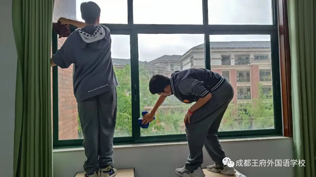 窗明几净，焕然一新——成都王府开展校园卫生大扫除活动
