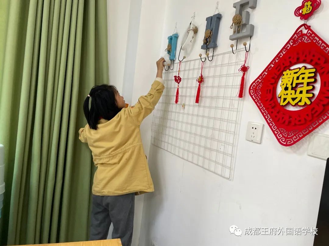 窗明几净，焕然一新——成都王府开展校园卫生大扫除活动