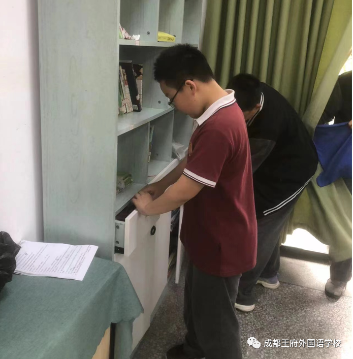 窗明几净，焕然一新——成都王府开展校园卫生大扫除活动