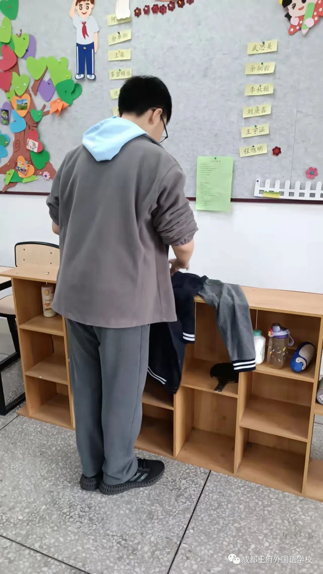 窗明几净，焕然一新——成都王府开展校园卫生大扫除活动