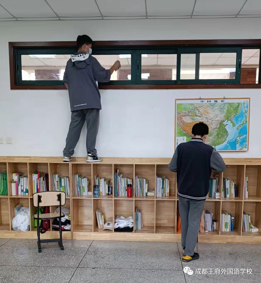 窗明几净，焕然一新——成都王府开展校园卫生大扫除活动