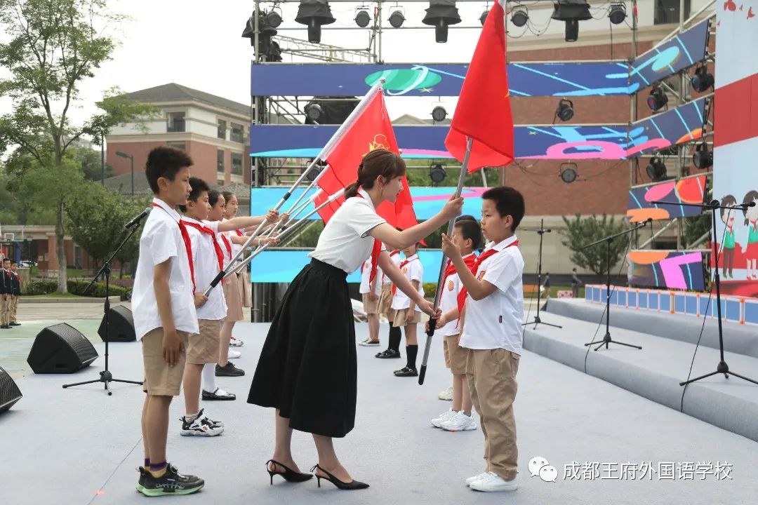 喜迎二十大，争做新时代的好队员——成都王府开展一年级入队仪式