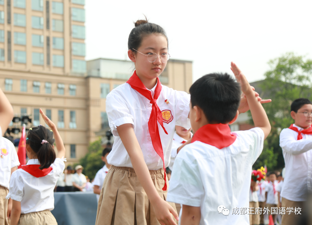 喜迎二十大，争做新时代的好队员——成都王府开展一年级入队仪式