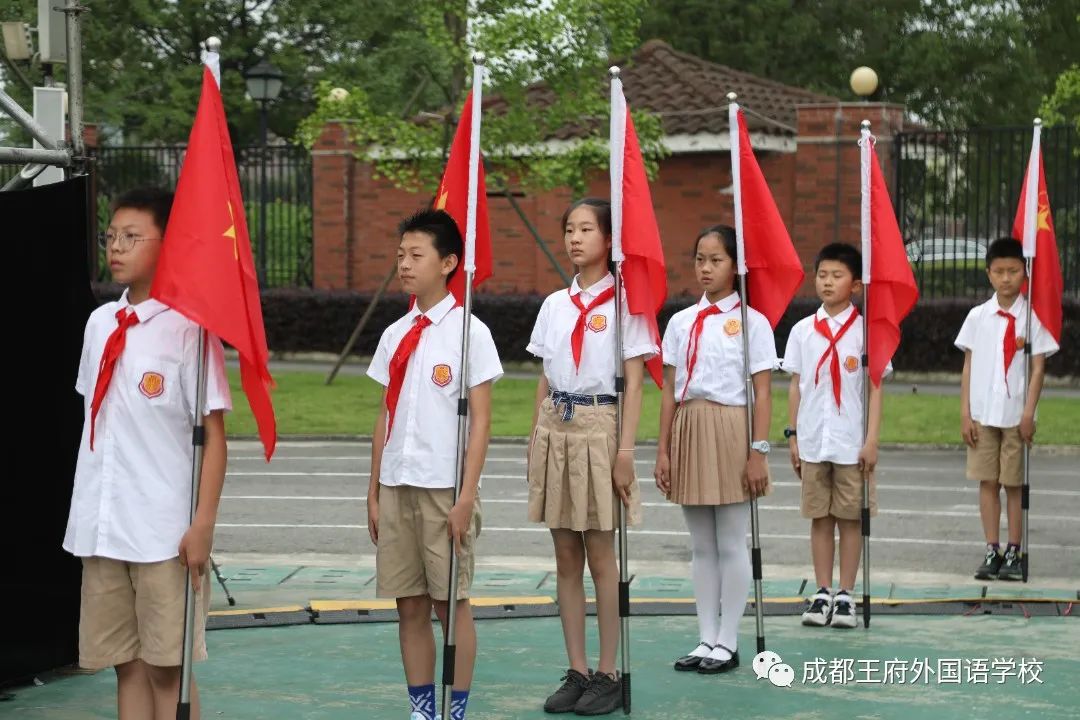 喜迎二十大，争做新时代的好队员——成都王府开展一年级入队仪式