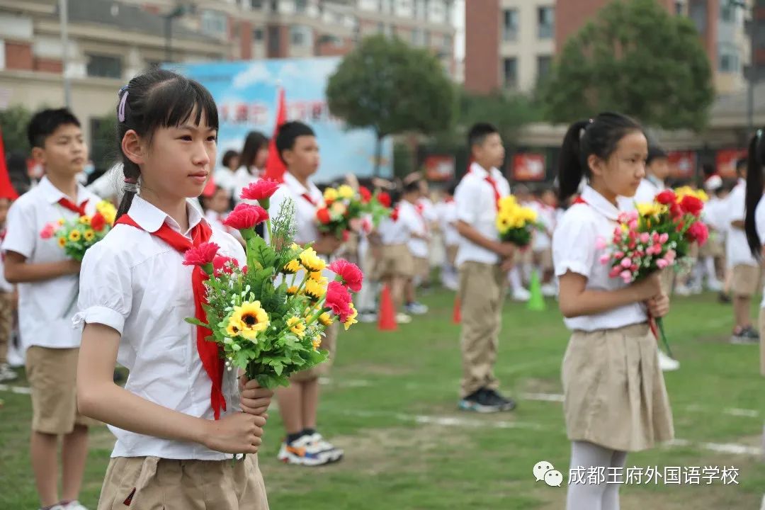 喜迎二十大，争做新时代的好队员——成都王府开展一年级入队仪式