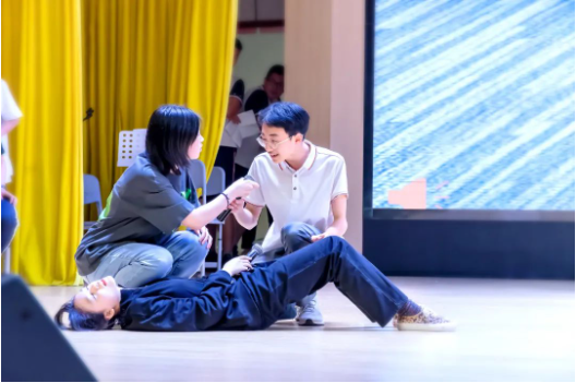 以爱为名·奋勇前进 | 看同学们如何用一场心理情景剧,带我们一起去体验多彩人生 以爱为名·奋勇前进 | 看同学们如何用一场心理情景剧,带我们一起去体验多彩人生