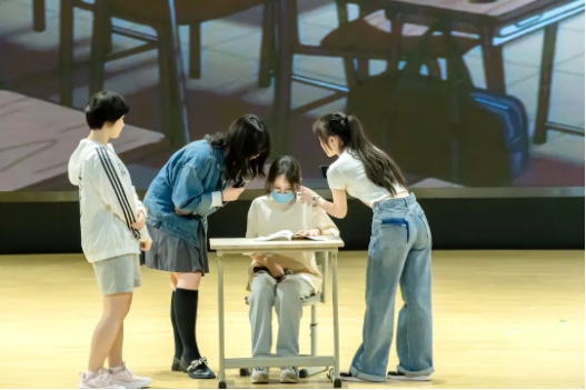以爱为名·奋勇前进 | 看同学们如何用一场心理情景剧,带我们一起去体验多彩人生 以爱为名·奋勇前进 | 看同学们如何用一场心理情景剧,带我们一起去体验多彩人生