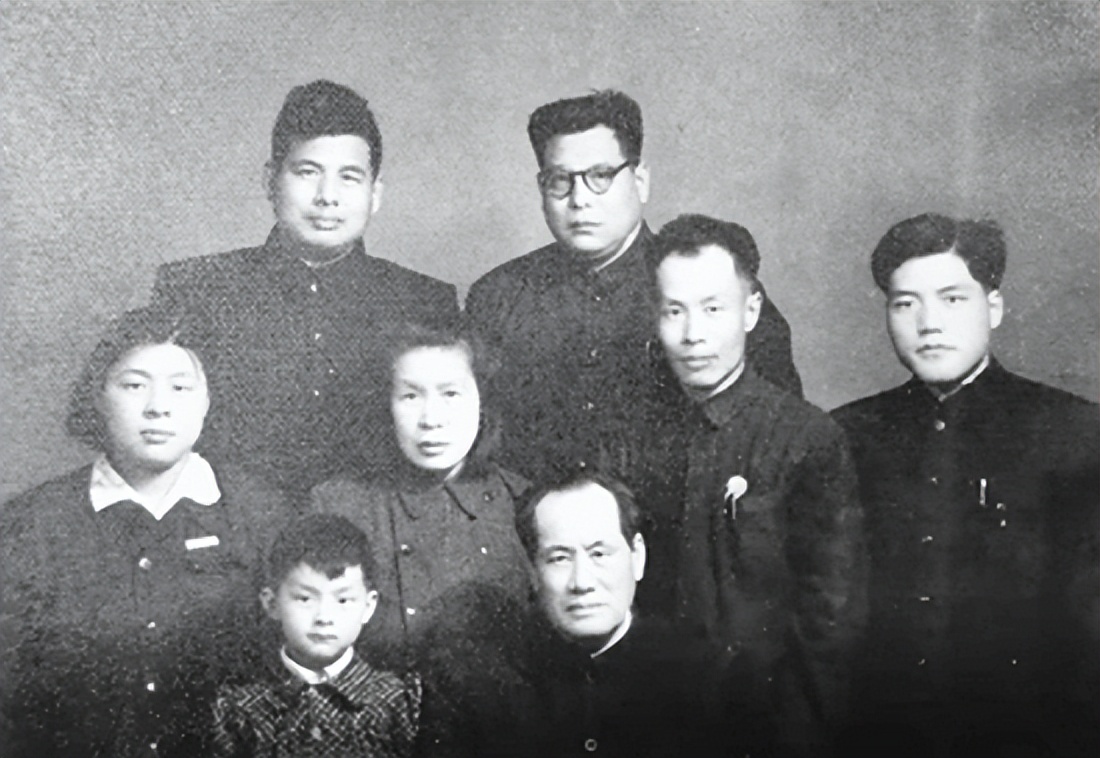 地主毁家抗日当上八路军旅长,毛主席接见时问他:有人排挤你吗? 地主毁家抗日当上八路军旅长,毛主席接见时问他:有人排挤你吗?