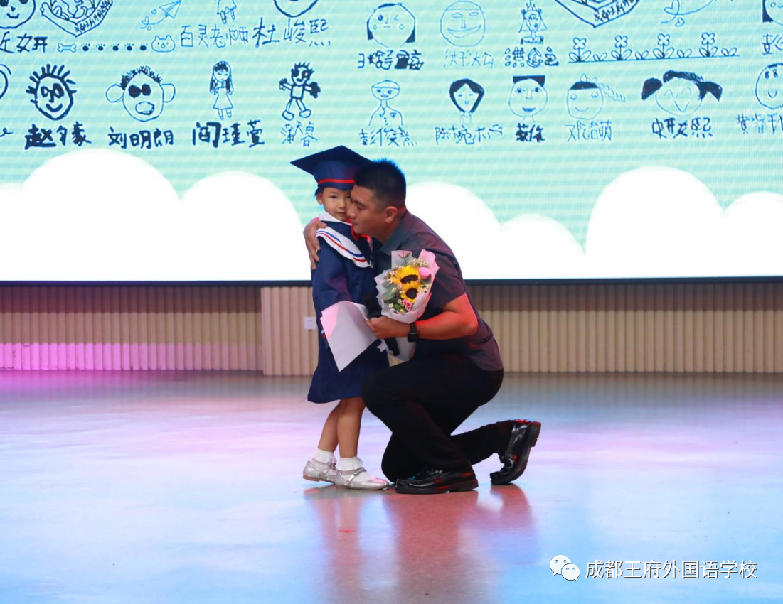 感恩王府，与爱同行——成都王府外国语学校2022届衔接班学生毕业典礼