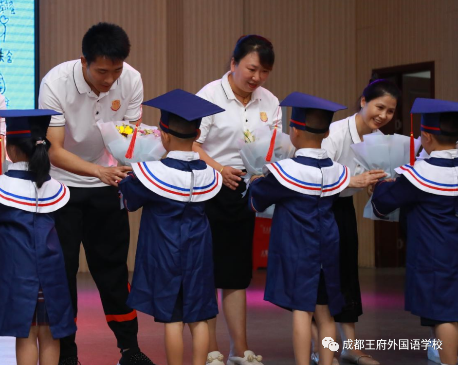 感恩王府，与爱同行——成都王府外国语学校2022届衔接班学生毕业典礼