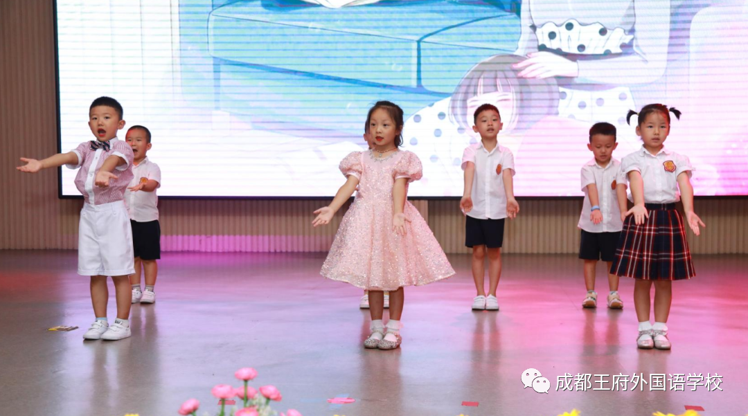 感恩王府，与爱同行——成都王府外国语学校2022届衔接班学生毕业典礼