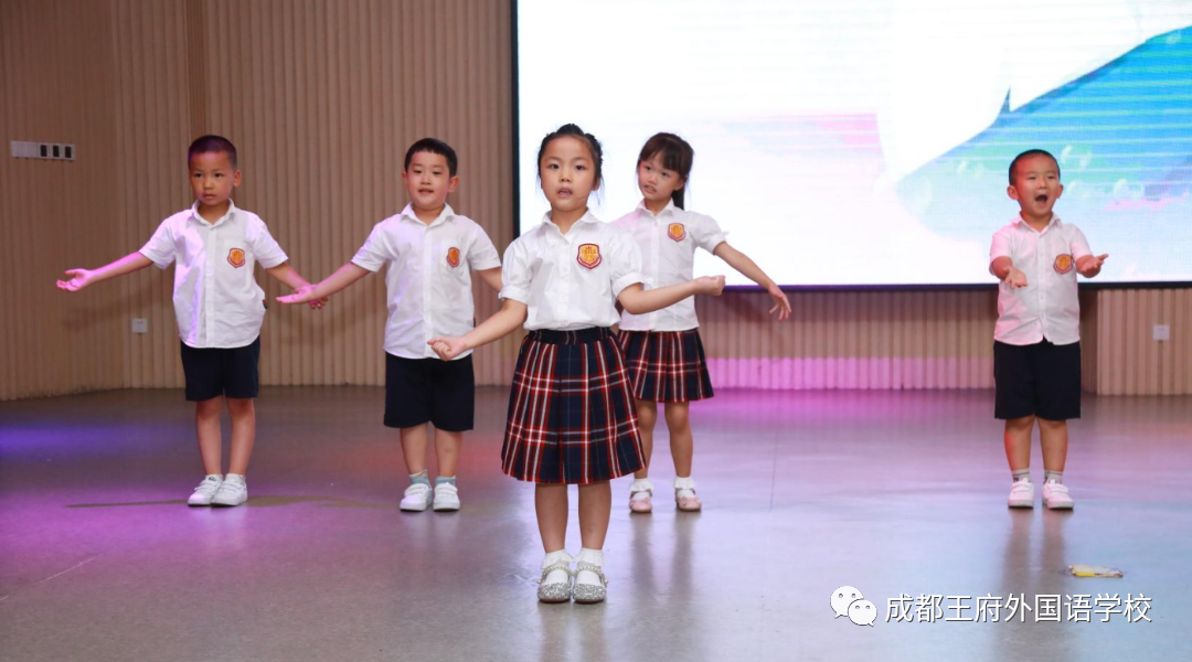 感恩王府，与爱同行——成都王府外国语学校2022届衔接班学生毕业典礼