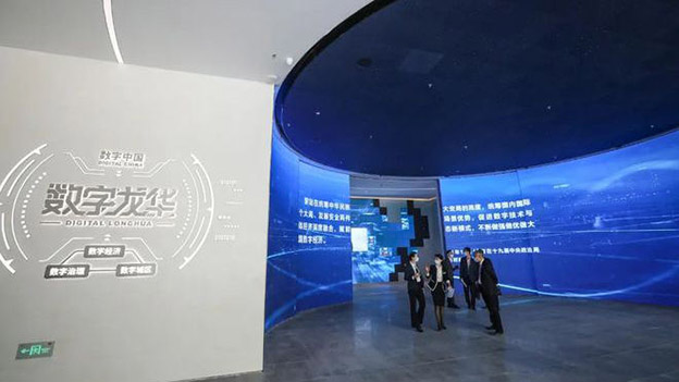 施罗德机器人成数字龙华新名片，入驻龙华城市客厅